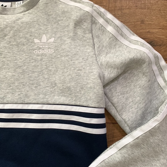 Adidas Blue Gray White Long Sleeve Crewneck Sweatshirt Youth Medium 11/12 - Picture 2 of 5